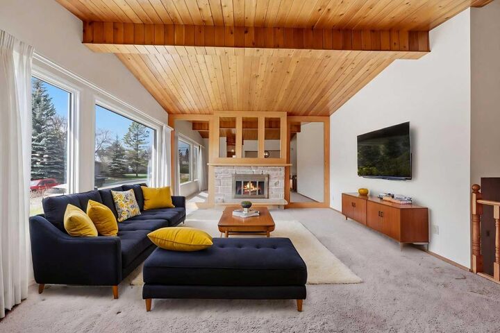 Property Photo:  6107 Longmoor Way SW  AB T3E 5Z8 