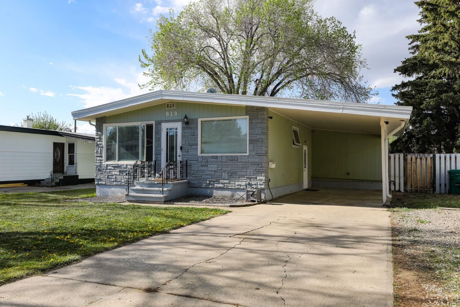 Property Photo:  813 11 Avenue S  AB T1K 0H9 