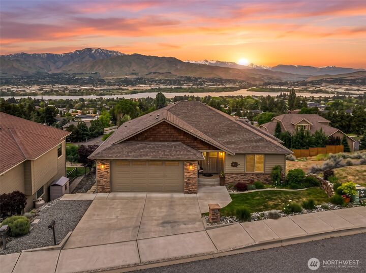 Property Photo: 2642 Catalina Ave WA 98802