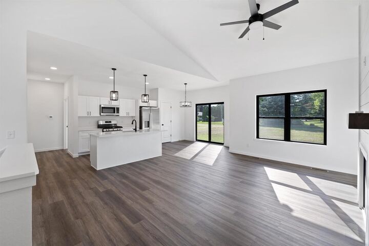 Property Photo: 407 Ridge Court WI 53576