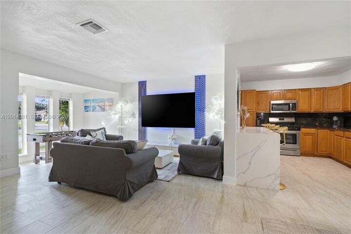 Property Photo: 2125 N 14th Ct FL 33020