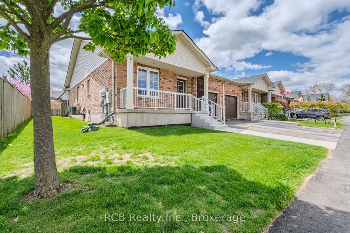 Property Photo: 54 Garden Avenue 21 ON N3S 0A1