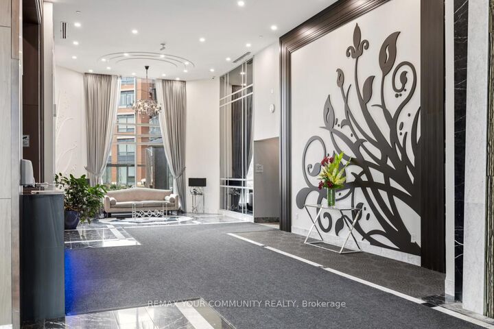 Property Photo: 7608 Yonge Street 518 ON L4J 1V9