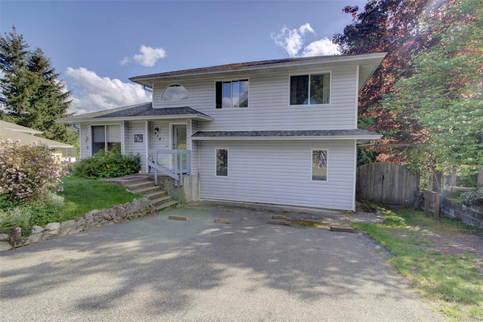 Property Photo:  414 Donner Dr  BC V0P 1G0 