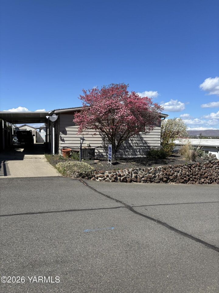 Property Photo:  13 Leisure Hill Dr  WA 98903 