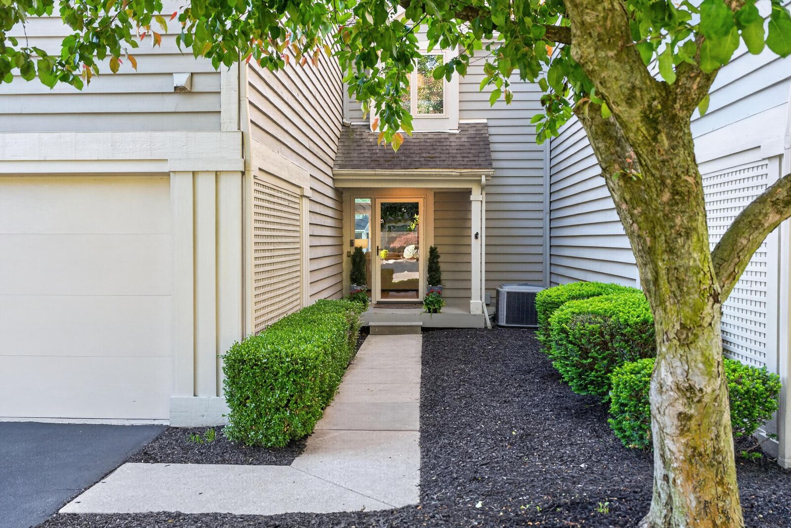 Property Photo: 6029 Glenbarr Place OH 43017