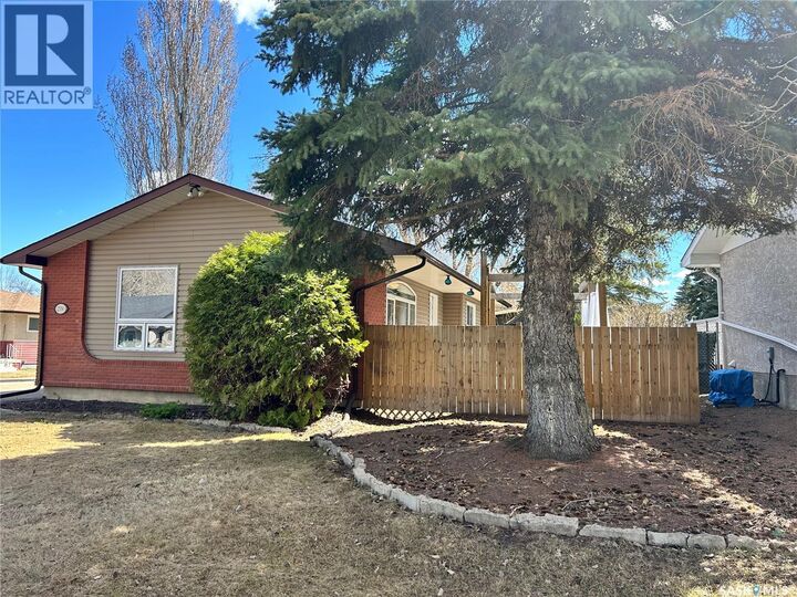 Property Photo:  2550 Macdonald Avenue  SK S6V 2V9 