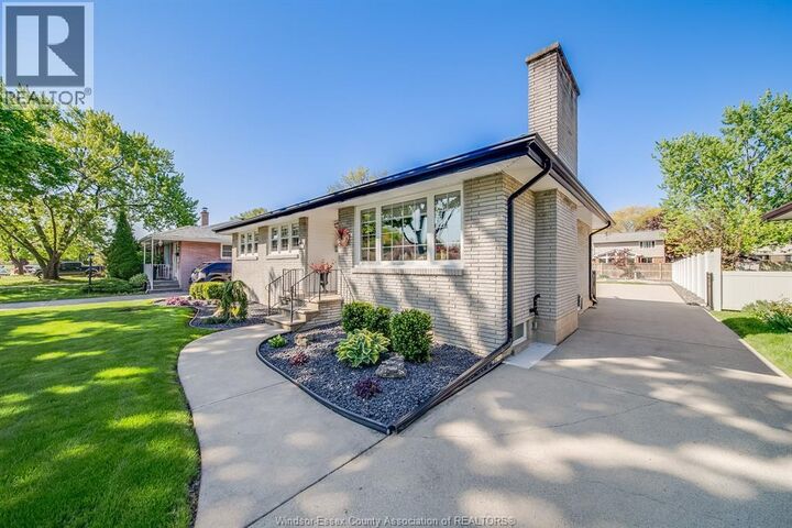 Property Photo:  1211 Parkview Avenue  ON N8S 2X8 