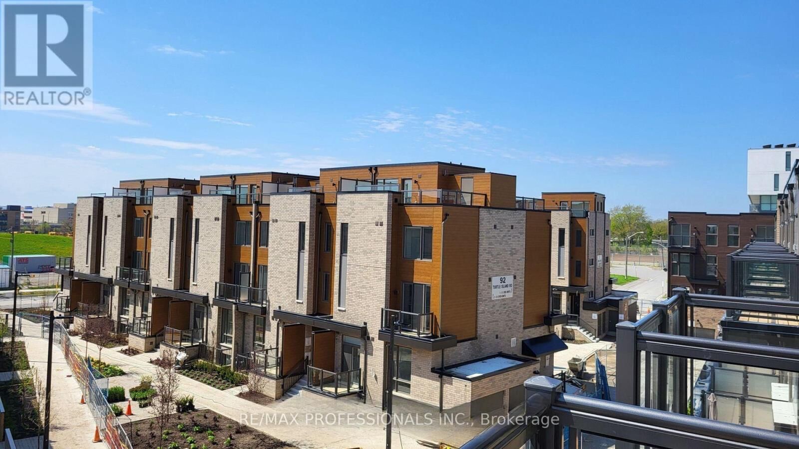Property Photo:  121 Green Gardens Boulevard  ON M6A 0E2 