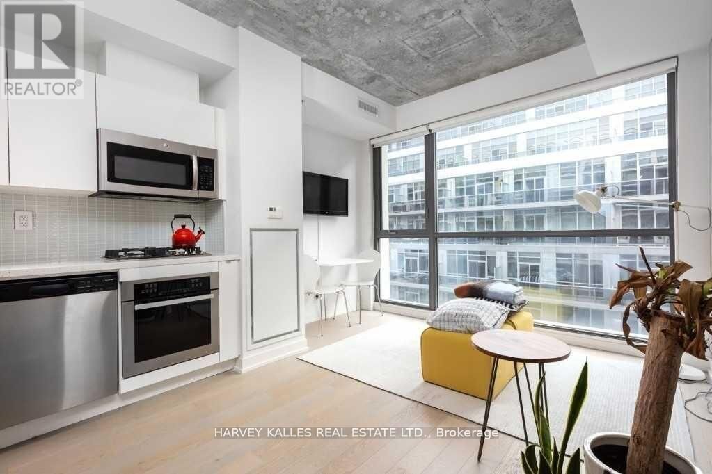 Property Photo:  39 Brant Street 717  ON M5V 0M8 