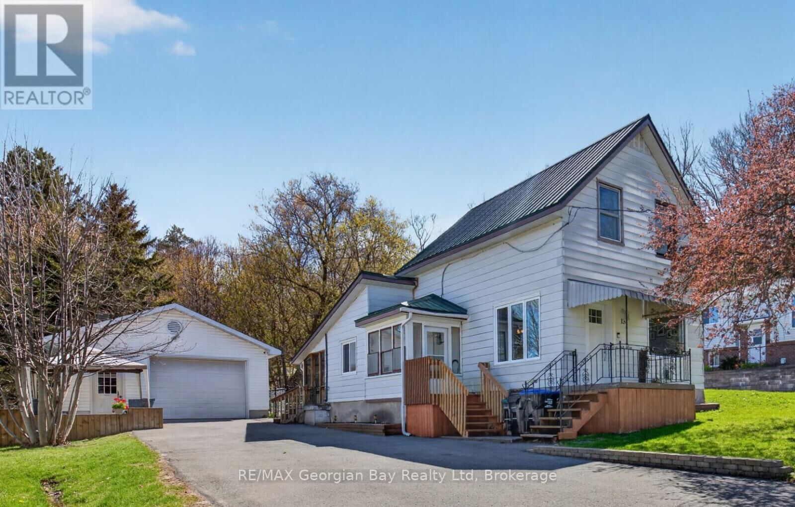 Property Photo:  13 Centre Street  ON L9M 1P1 