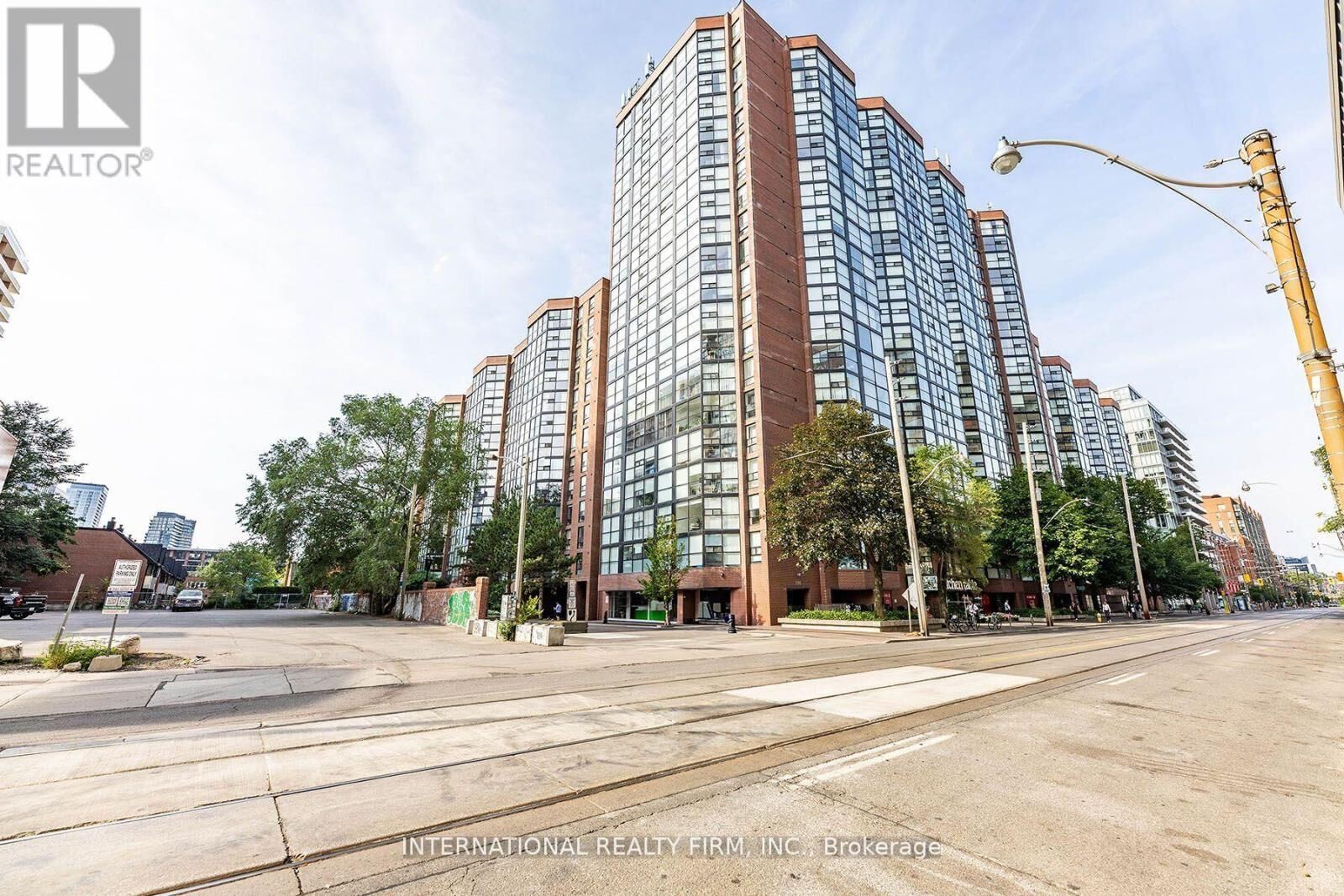 Property Photo:  215 Street West 215  ON M5V 2W8 