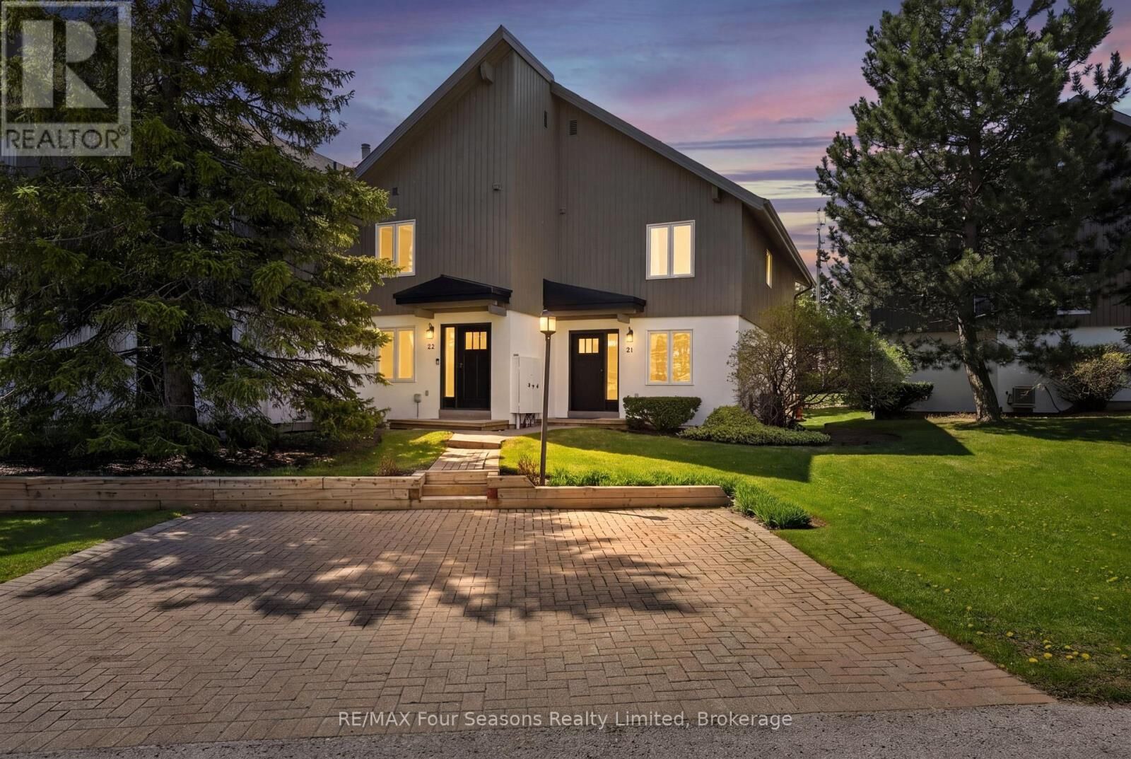Property Photo:  104 Kellie'S Way Unit #21  ON L9Y 0L5 