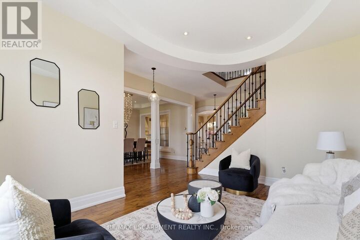 Property Photo:  950 Fredonia Drive  ON L5C 2W4 