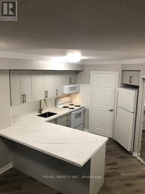 Property Photo:  3880 Duke Of York Boulevard 601  ON L5B 4M7 