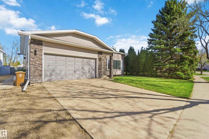 Property Photo:  42 Patterson Cr  AB T8N 4T9 