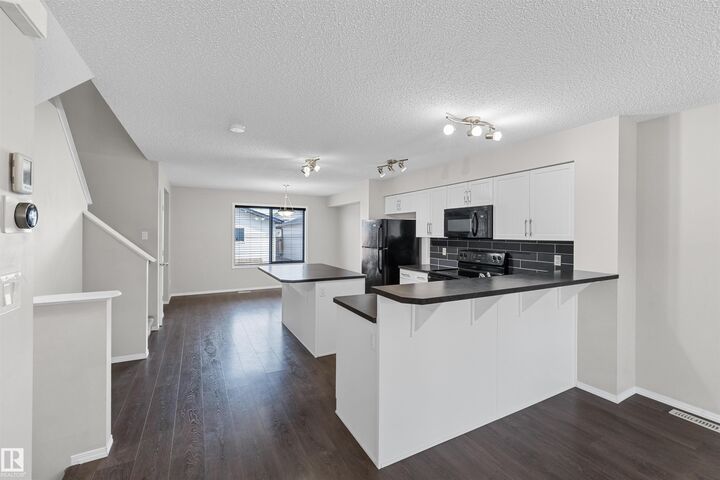 Property Photo:  3041 Arthurs Crescent SW  AB T6W 2H8 