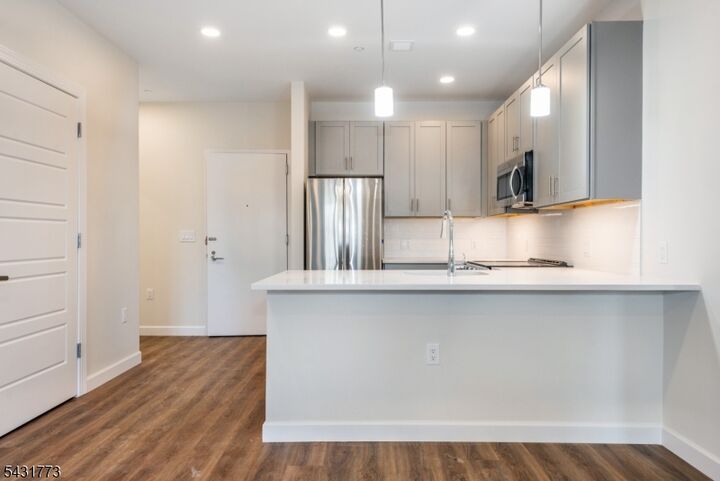 Property Photo:  515 Union Blvd 28  NJ 07512 