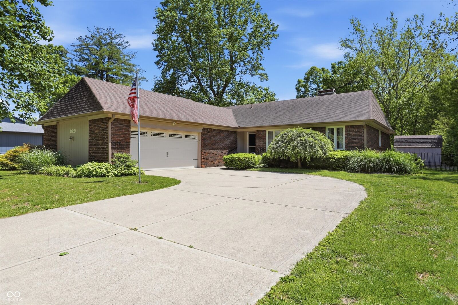 Property Photo:  929 Briarwood Drive  IN 46142 