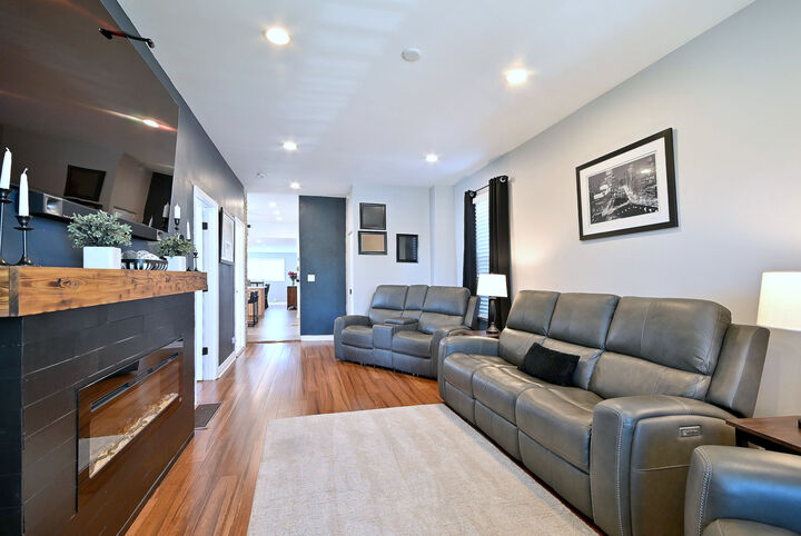 Property Photo:  5831 W Leland Avenue  IL 60630 