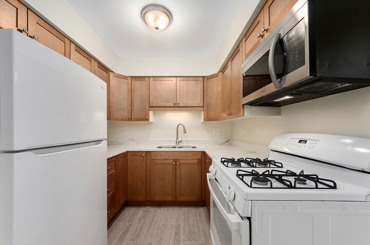 Property Photo: 1303 N Baldwin Court 2D IL 60074