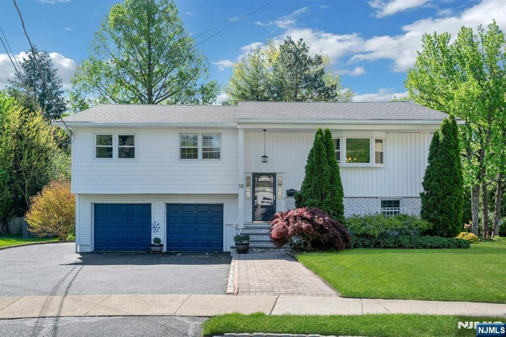Property Photo:  10 Ronald Terrace  NJ 07081 