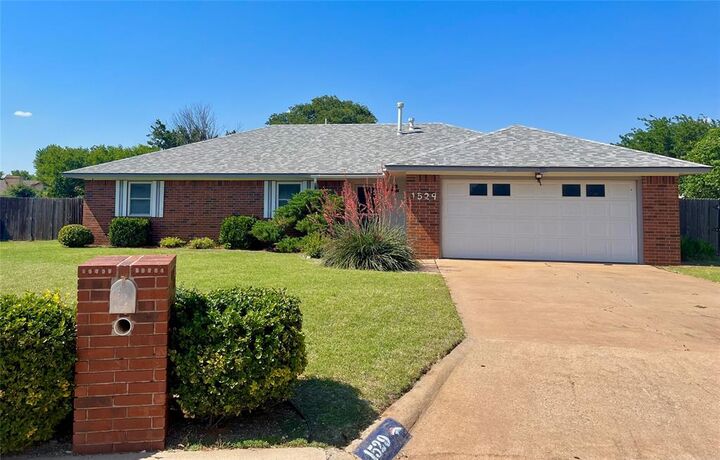 Property Photo:  1529 Queens Court  OK 73521 