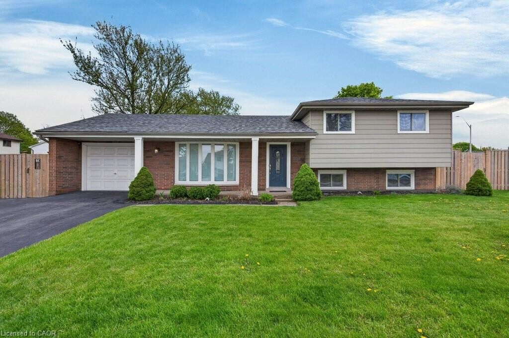 Property Photo:  4 Camelot Drive  ON L8V 2L2 