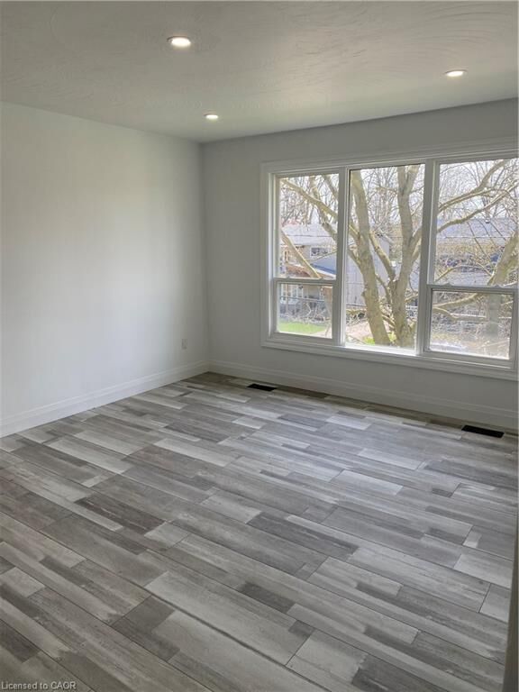 Property Photo:  118 Sutherland Street E Upper  ON N3W 1C6 