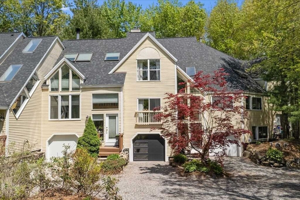Property Photo:  8 Deer Path 8  MA 01749 