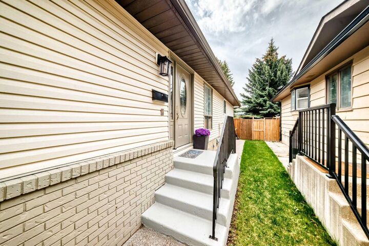 Property Photo:  20 Woodbrook Close SW  AB T2W 4E9 