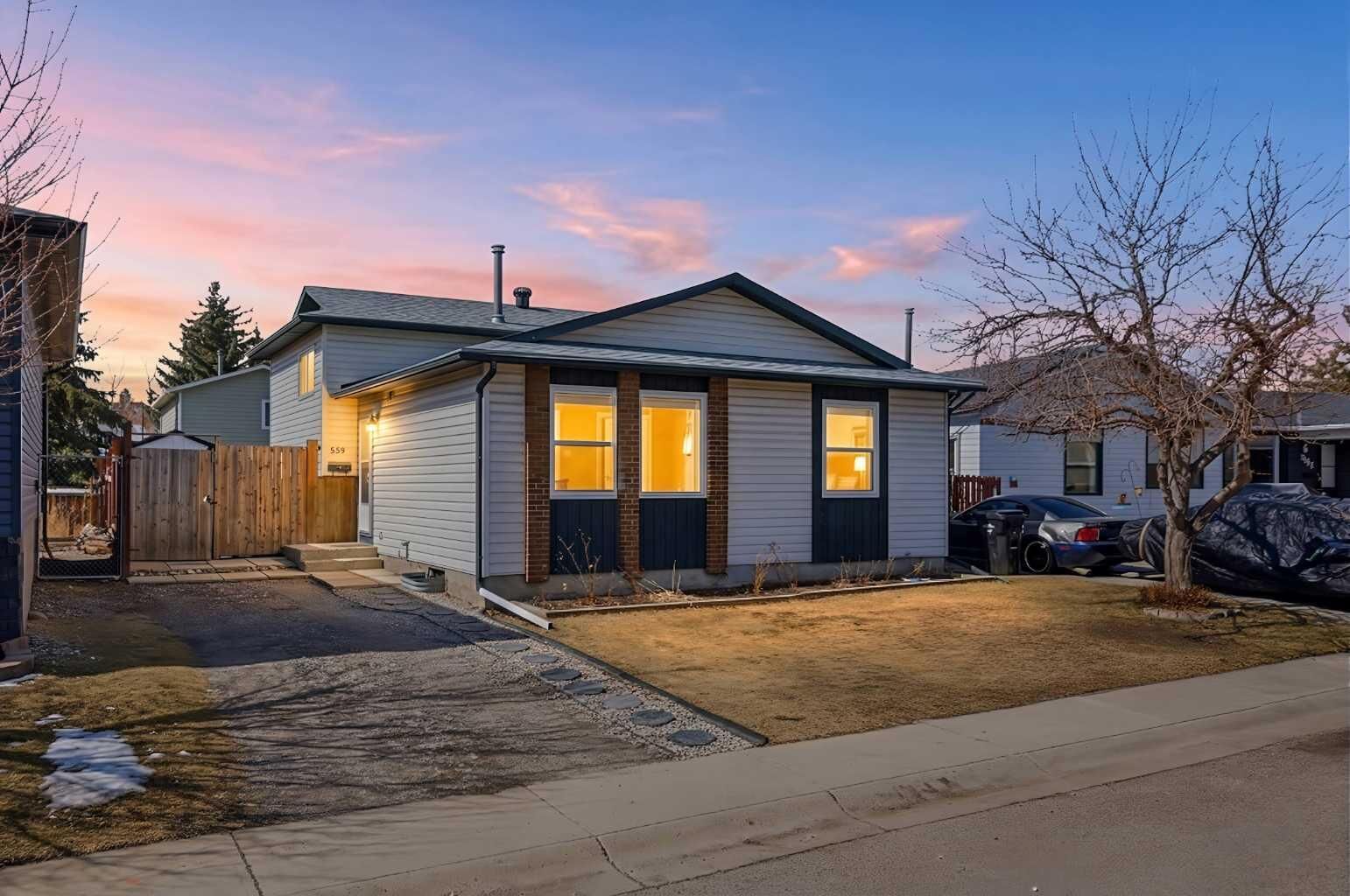 Property Photo:  559 Deerpath Court SE  AB T2J 6C8 
