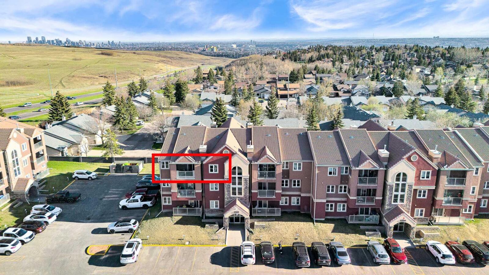 Property Photo:  1332 Edenwold Heights NW 1332  AB T3A 3T5 