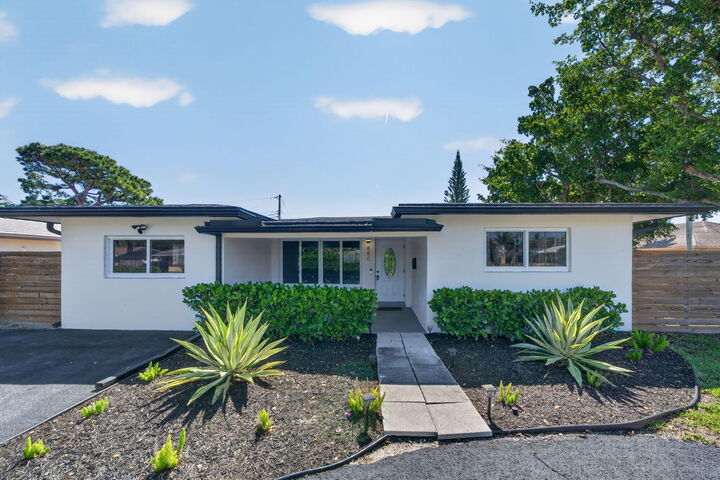 Property Photo: 850 SE 1st Avenue FL 33060