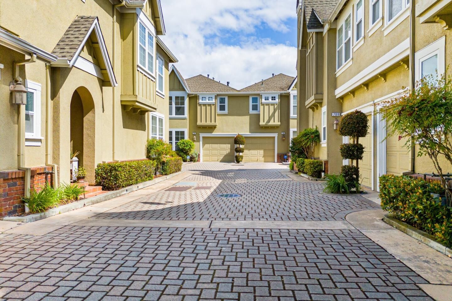Property Photo:  707 Valparaiso Avenue  CA 94025 