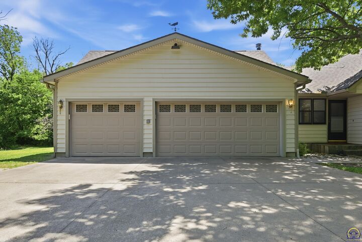 Property Photo:  4020 SE 61st St  KS 66409 