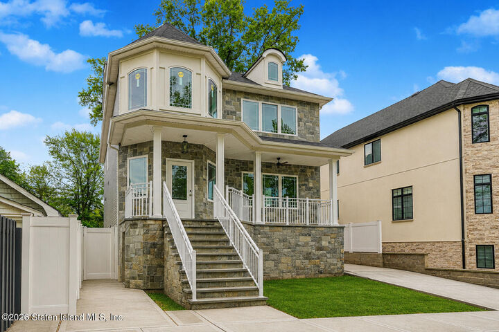Property Photo:  18 Tottenville Place  NY 10307 
