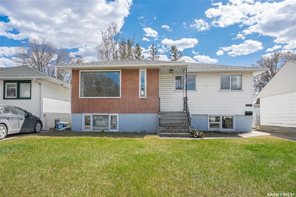 Property Photo:  1406 12th Street E  SK S7H 0E8 