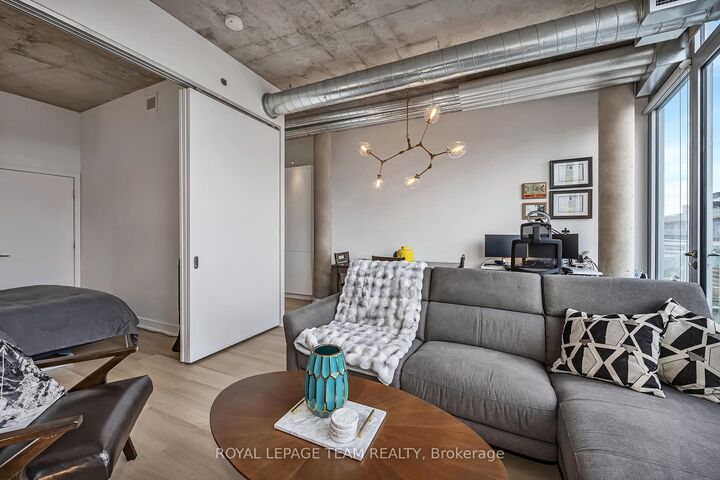 Property Photo: 360 McLeod Street 905 ON K2P 1A9