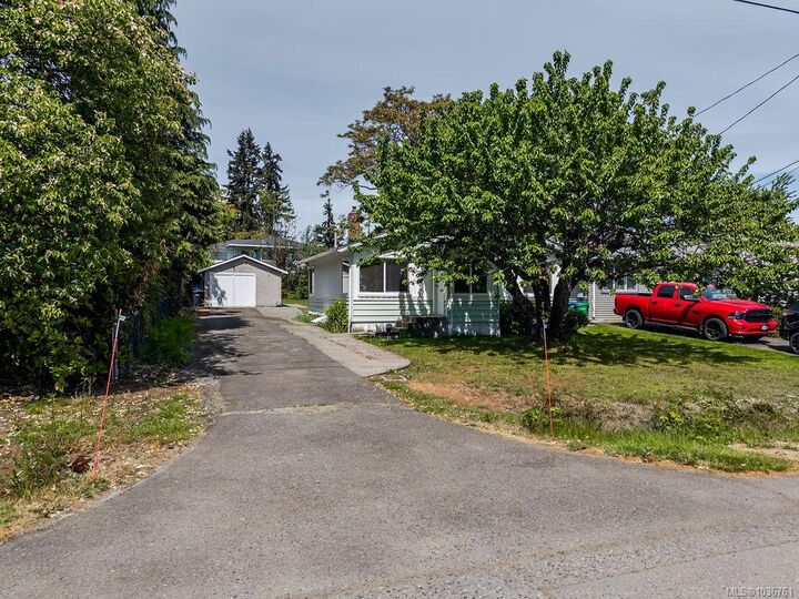 Property Photo:  880 Eberts St  BC V9S 1P6 