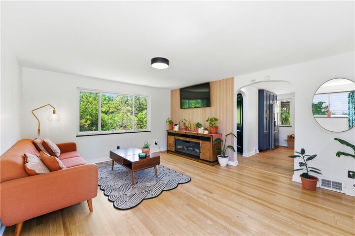 Property Photo:  2706 Kingwood Street  PA 15234 