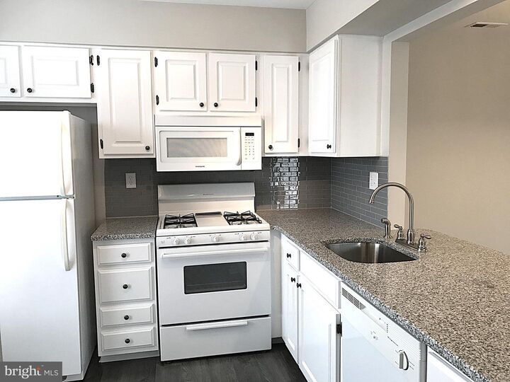 Property Photo:  560 Shetland Court  NJ 08080 