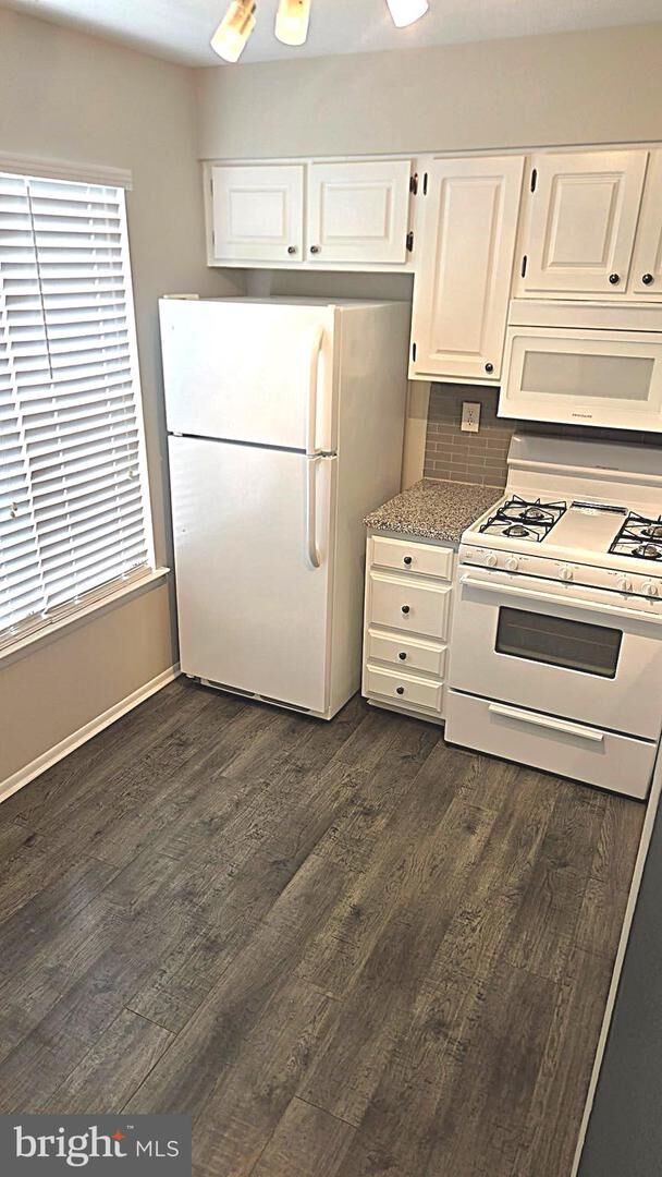 Property Photo:  560 Shetland Court  NJ 08080 