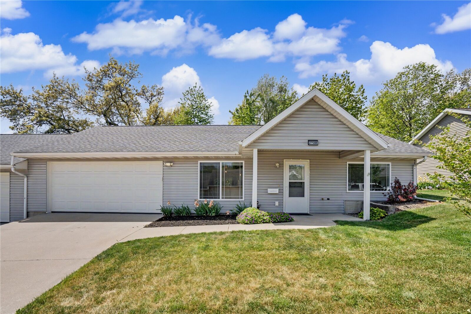 Property Photo:  2758 O Avenue NW B  IA 52405 