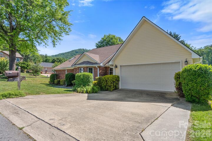 Property Photo:  2 Gatehouse Court  NC 28803 