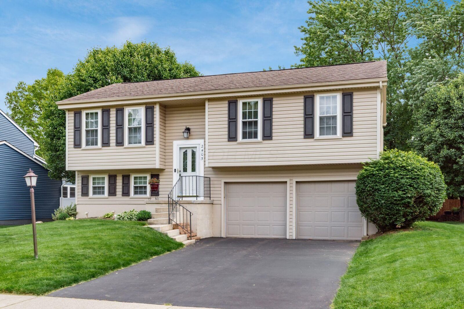 Property Photo:  2405 Dorothy Lane  OH 43123 
