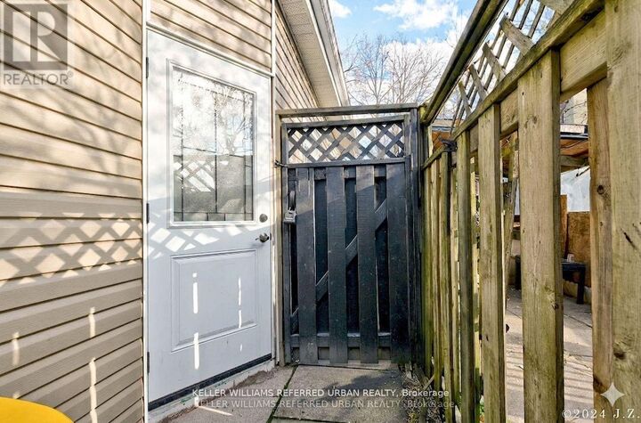 Property Photo:  2039 Davenport Road Unit B  ON M6N 1C5 