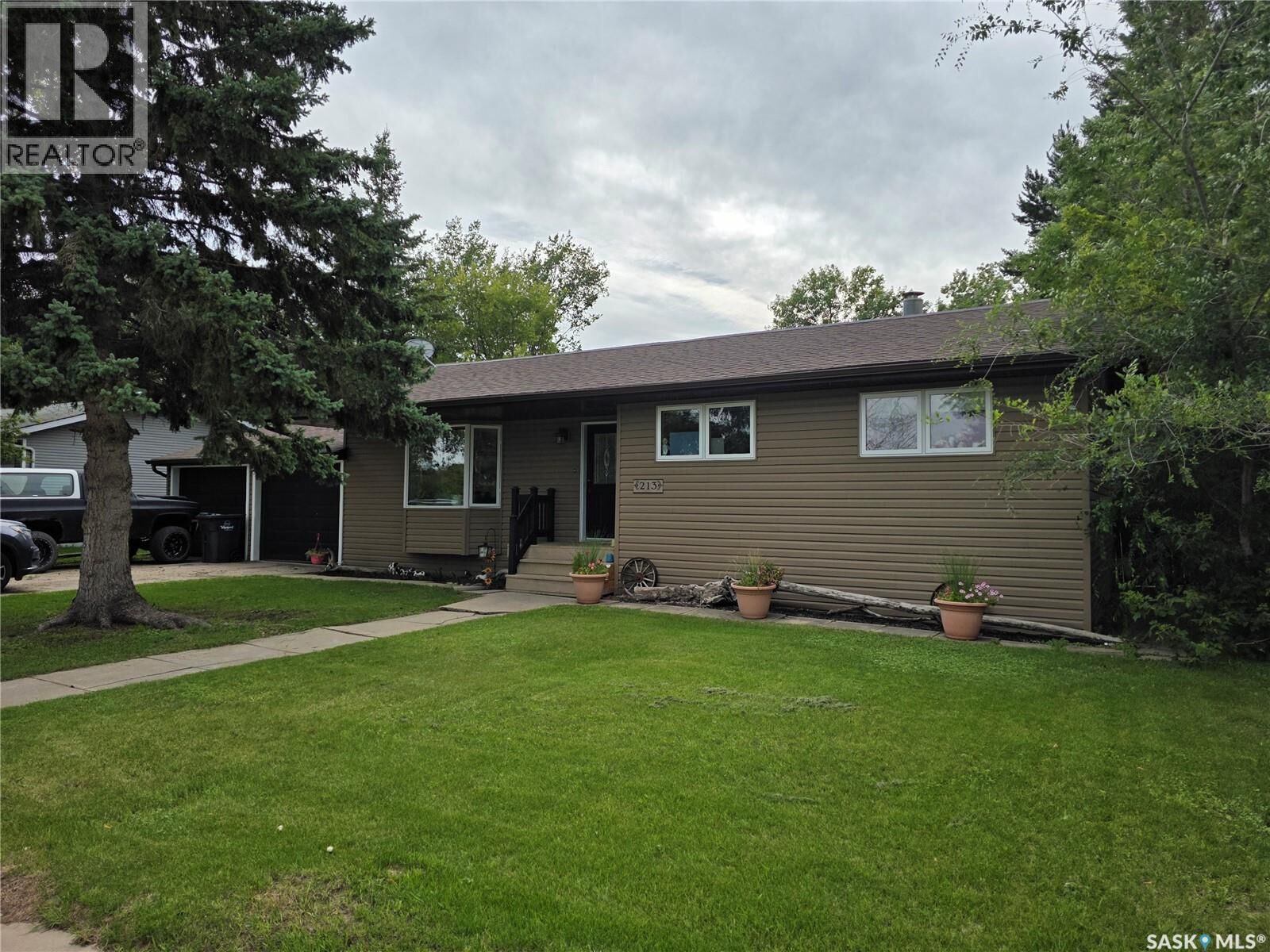 Property Photo:  213 9th Street E  SK S0A 4T0 