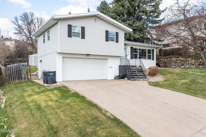 Property Photo:  1002 3rd Street NW  ND 58554 