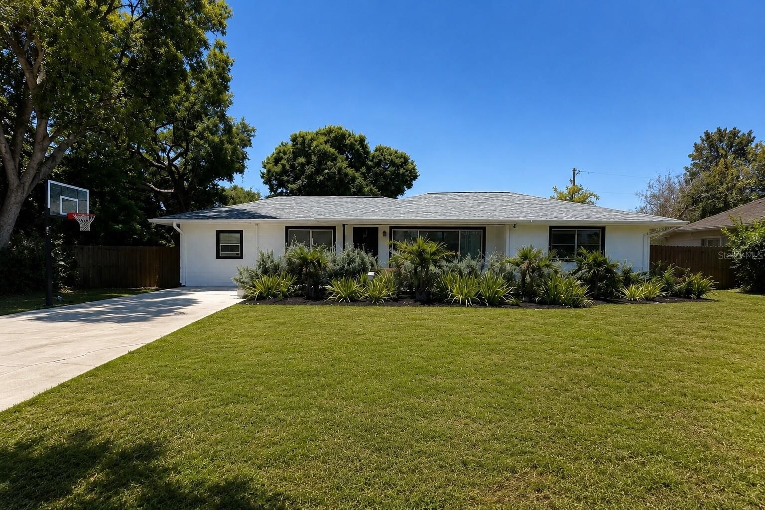 Property Photo: 4205 Augustine Avenue FL 34231